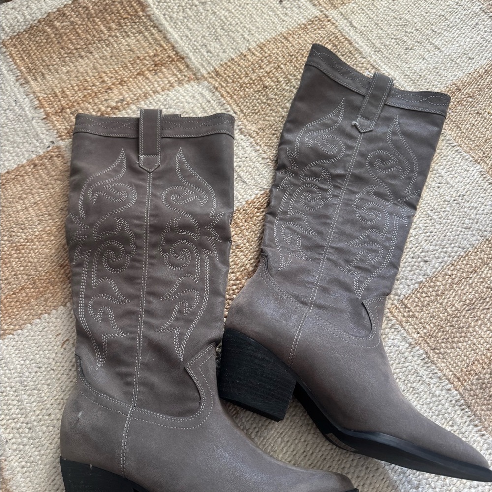 New/Never Worn Oasis Society Gray Western Embroidered Women's Boots